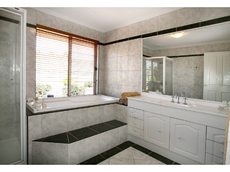 6 Jack Robbie Court, Narre Warren North VIC 3804