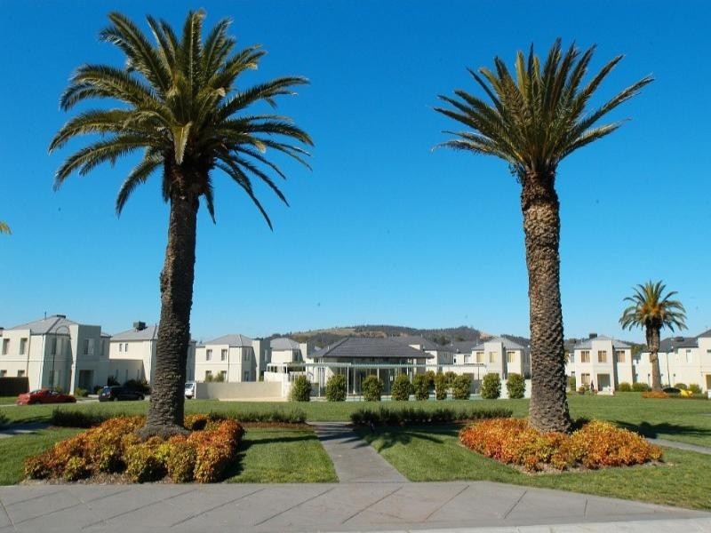 82 Sovereign Manors Crescent, Rowville VIC 3178