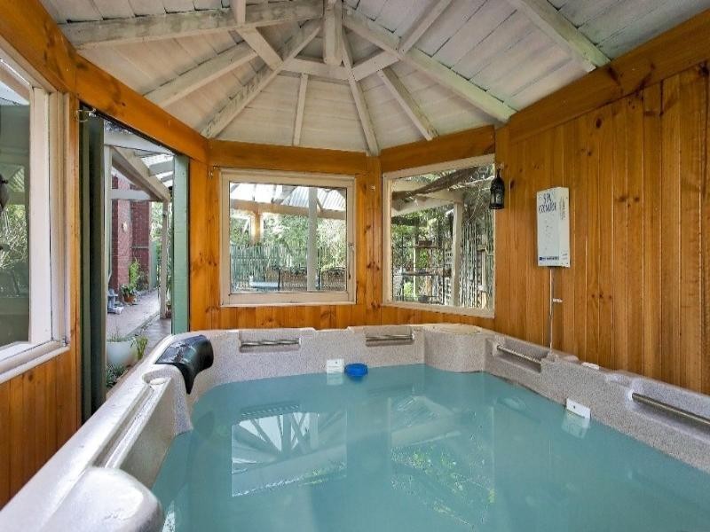 4 Vaucluse Court, Wheelers Hill VIC 3150