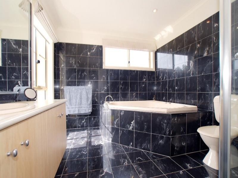 8 Norris Road, Rowville VIC 3178