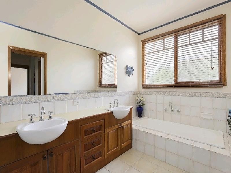 24 Parkview Terrace, Lysterfield South VIC 3156