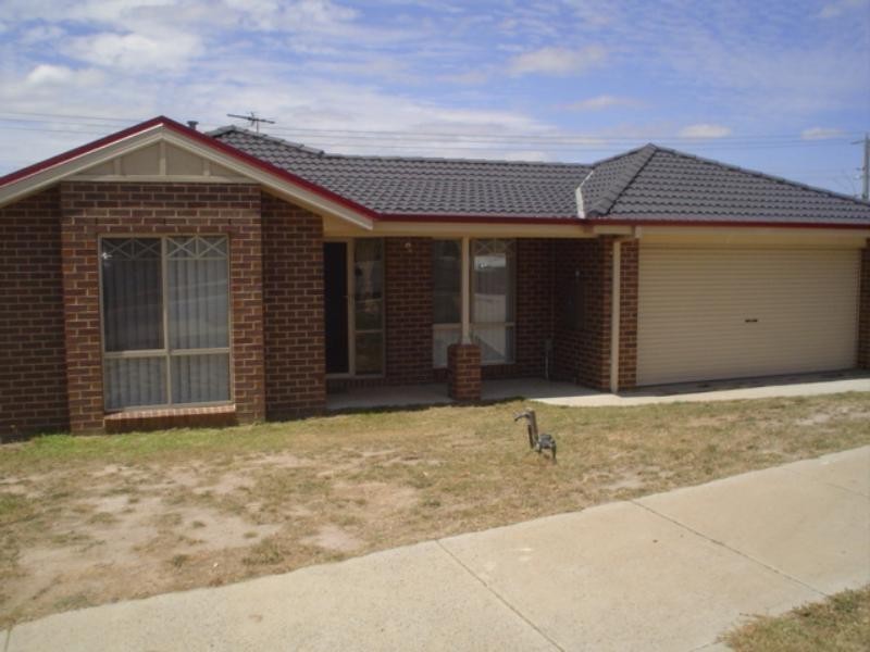 45 Mana Gum Drive North, Pakenham VIC 3810