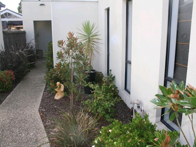 18 Sovereign Manors Crescent, Rowville VIC 3178