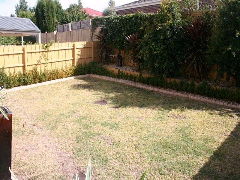 18 Sovereign Manors Crescent, Rowville VIC 3178