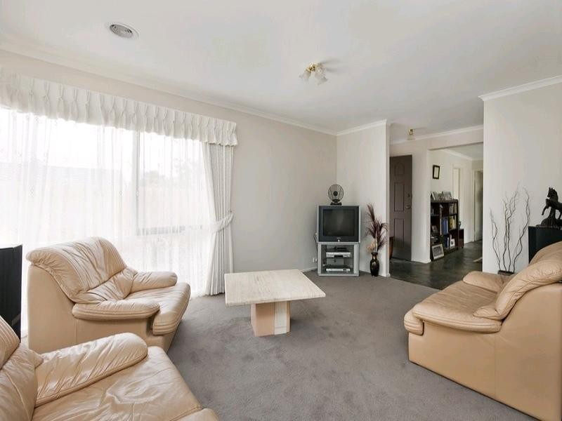 8 Vista Crescent, Rowville VIC 3178