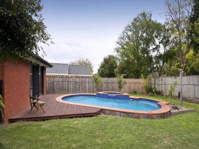 8 Vista Crescent, Rowville VIC 3178