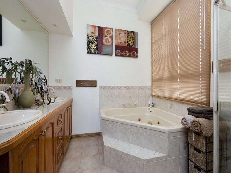 11 Catalpa Place, Lysterfield VIC 3156