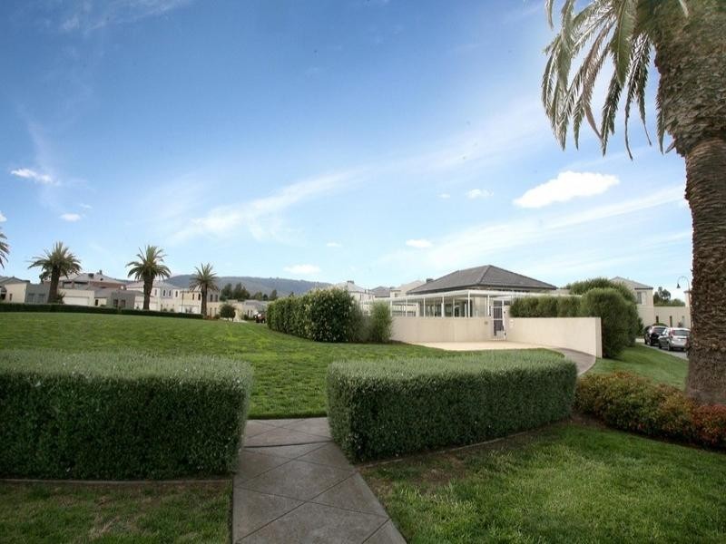 123 Sovereign Manors Crescent, Rowville VIC 3178