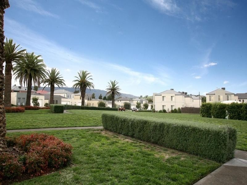 123 Sovereign Manors Crescent, Rowville VIC 3178