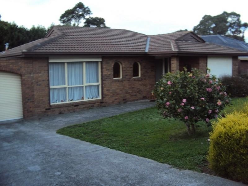 27 Endeavour Crescent, Endeavour Hills VIC 3802