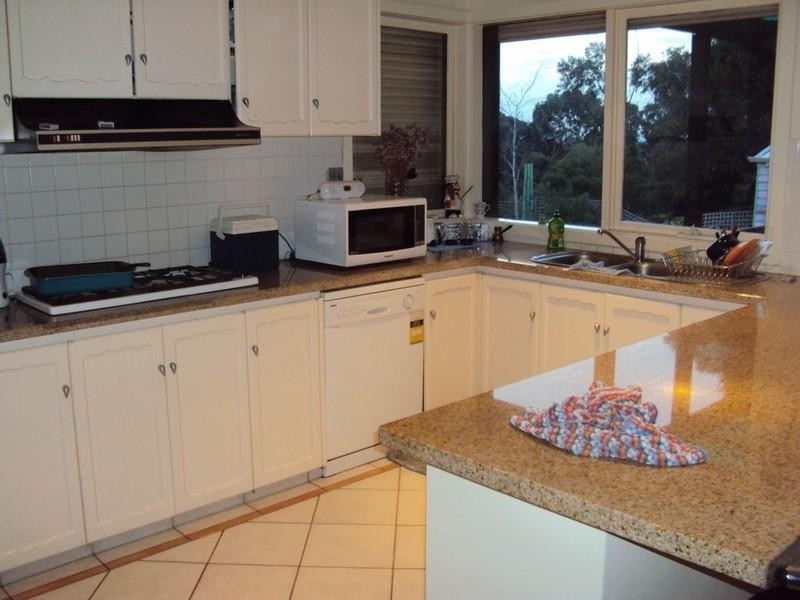27 Endeavour Crescent, Endeavour Hills VIC 3802