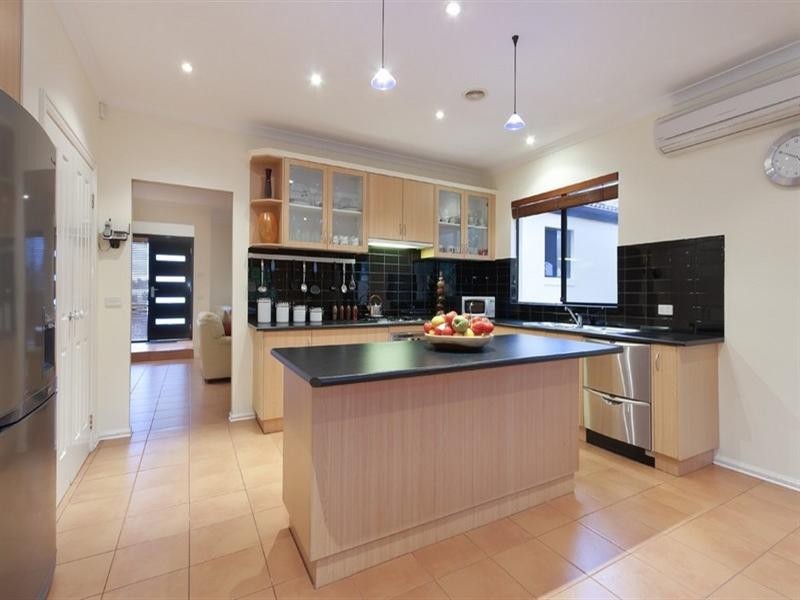 8 Overton Close, Rowville VIC 3178