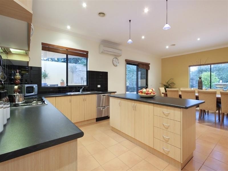 8 Overton Close, Rowville VIC 3178