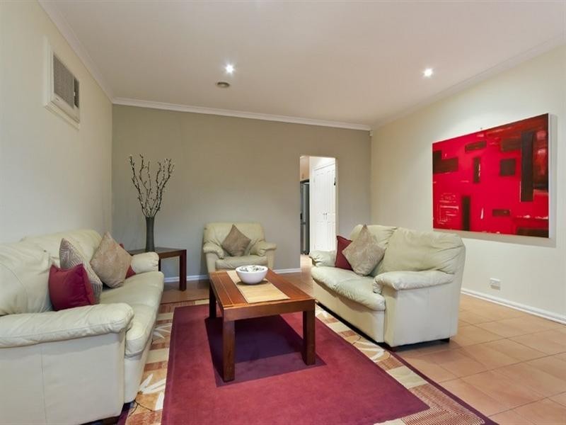 8 Overton Close, Rowville VIC 3178