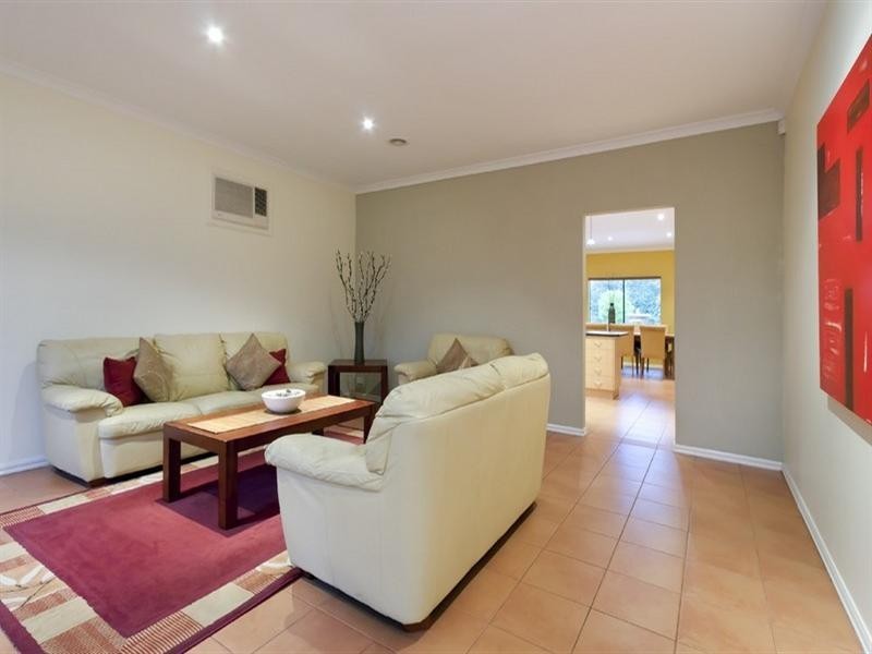 8 Overton Close, Rowville VIC 3178