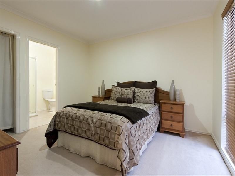 8 Overton Close, Rowville VIC 3178
