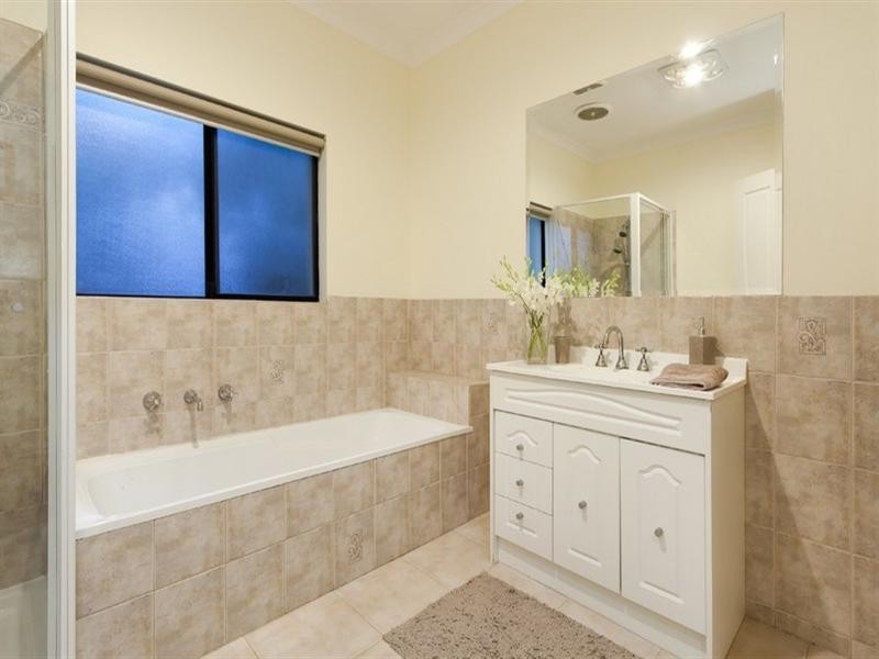 8 Overton Close, Rowville VIC 3178