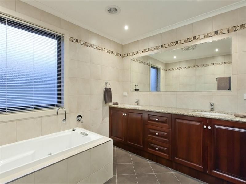 11 Forrest Hill Grove, Lysterfield South VIC 3156