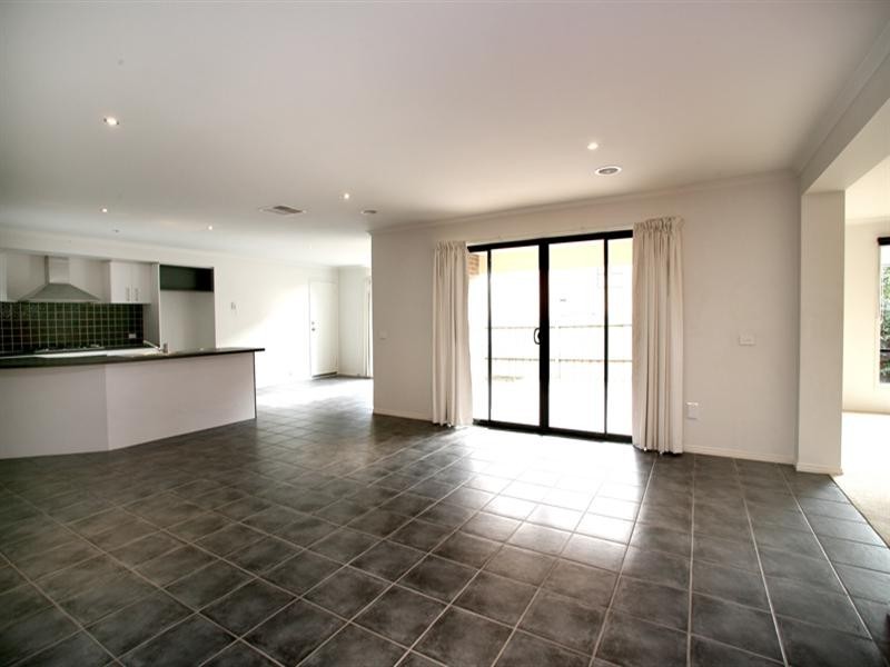 24 Norwegian Way, Narre Warren South VIC 3805