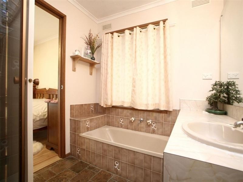 68 Bridgewater Way, Rowville VIC 3178