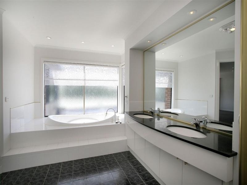 33 Claremont Way, Lysterfield VIC 3156