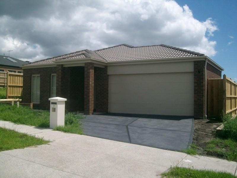 9 McGarvie Drive, Cranbourne North VIC 3977