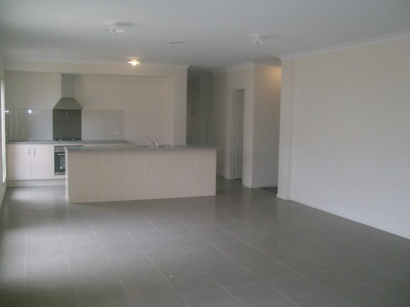 9 McGarvie Drive, Cranbourne North VIC 3977