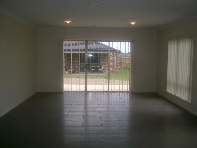 9 McGarvie Drive, Cranbourne North VIC 3977