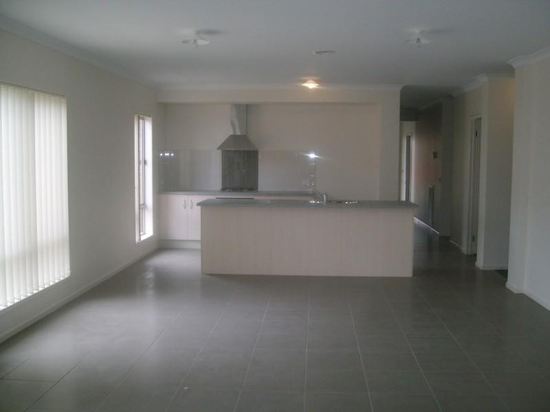 9 McGarvie Drive, Cranbourne North VIC 3977