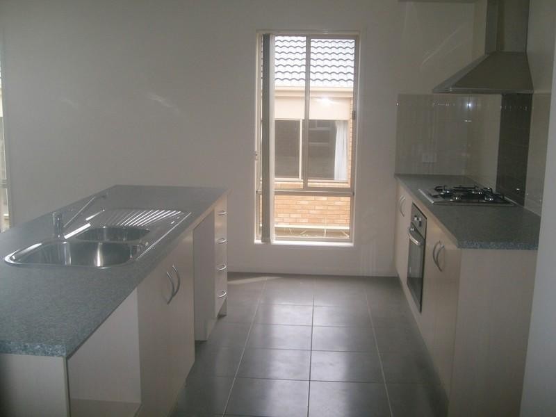 9 McGarvie Drive, Cranbourne North VIC 3977