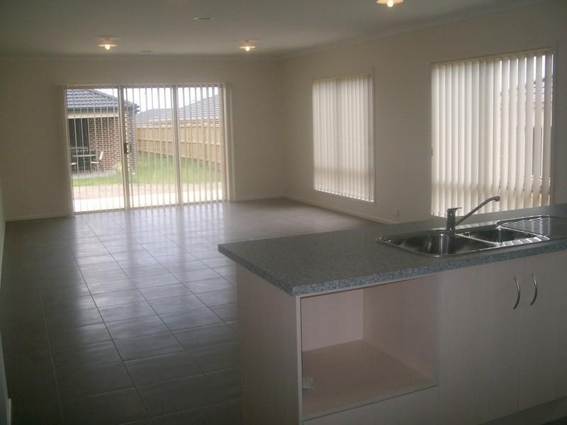 9 McGarvie Drive, Cranbourne North VIC 3977