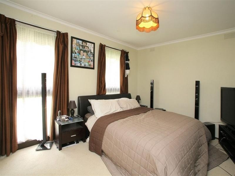 33 Deschamp Crescent, Rowville VIC 3178