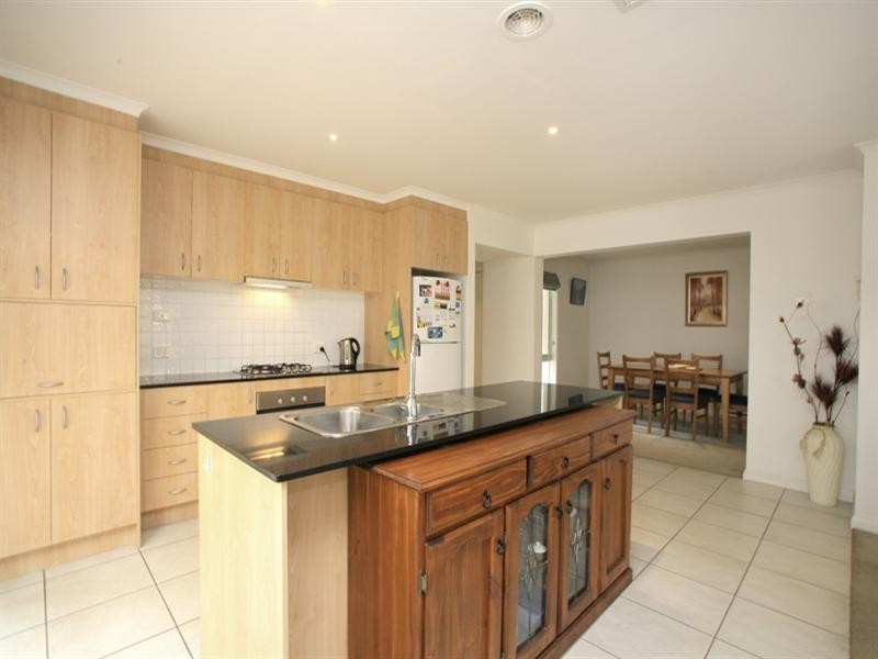 17 Sovereign Manors Crescent, Rowville VIC 3178