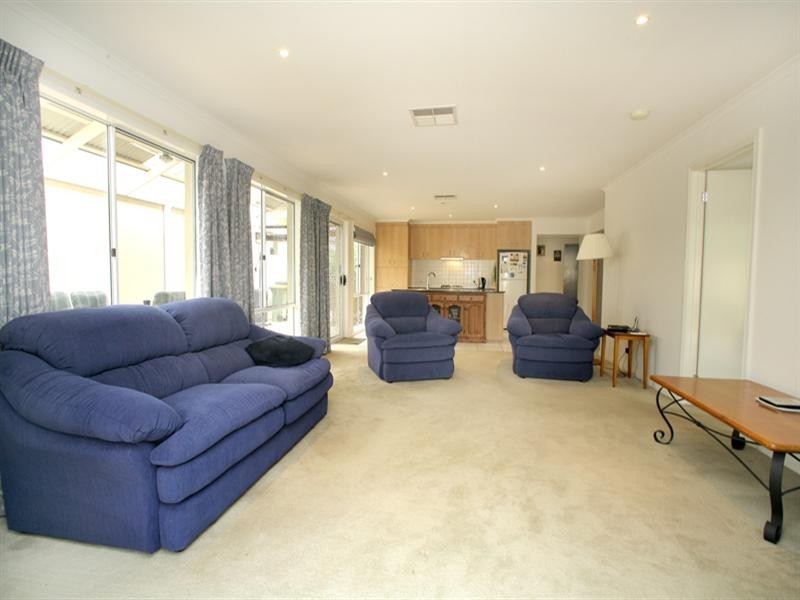 17 Sovereign Manors Crescent, Rowville VIC 3178