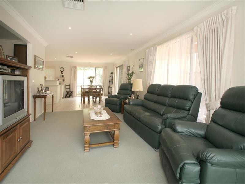 13 Whitecliffe Drive, Rowville VIC 3178