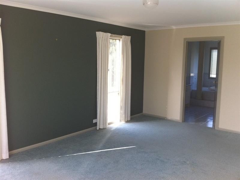 24 Rosewood Boulevard, Lysterfield VIC 3156