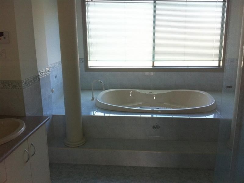 24 Rosewood Boulevard, Lysterfield VIC 3156