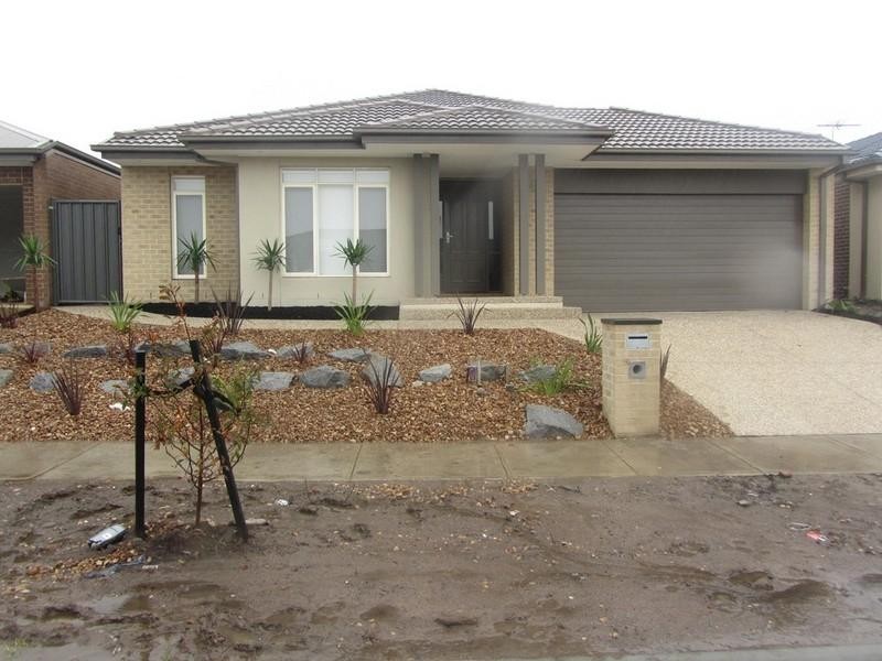 11 Flack Way, Cranbourne North VIC 3977