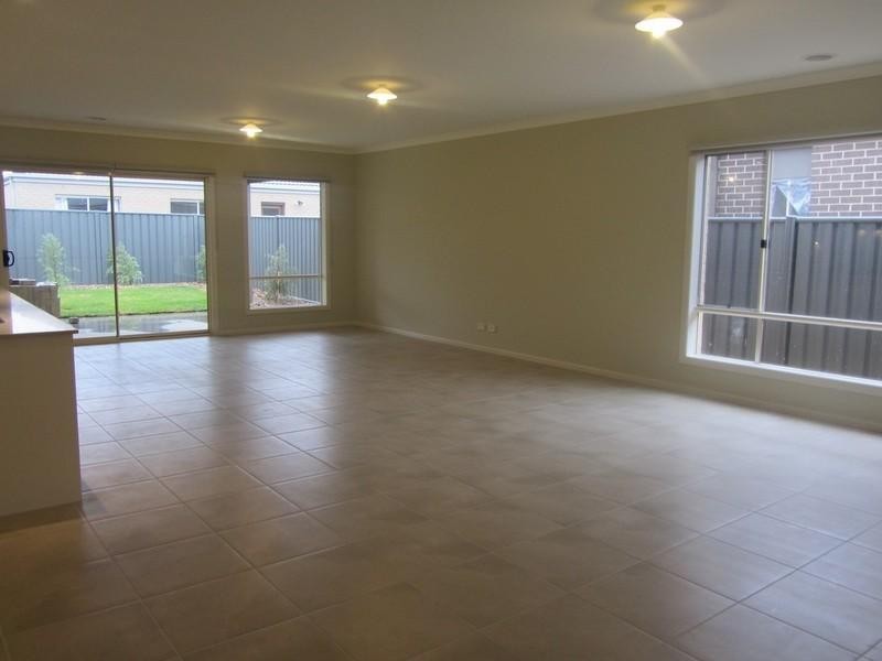 11 Flack Way, Cranbourne North VIC 3977