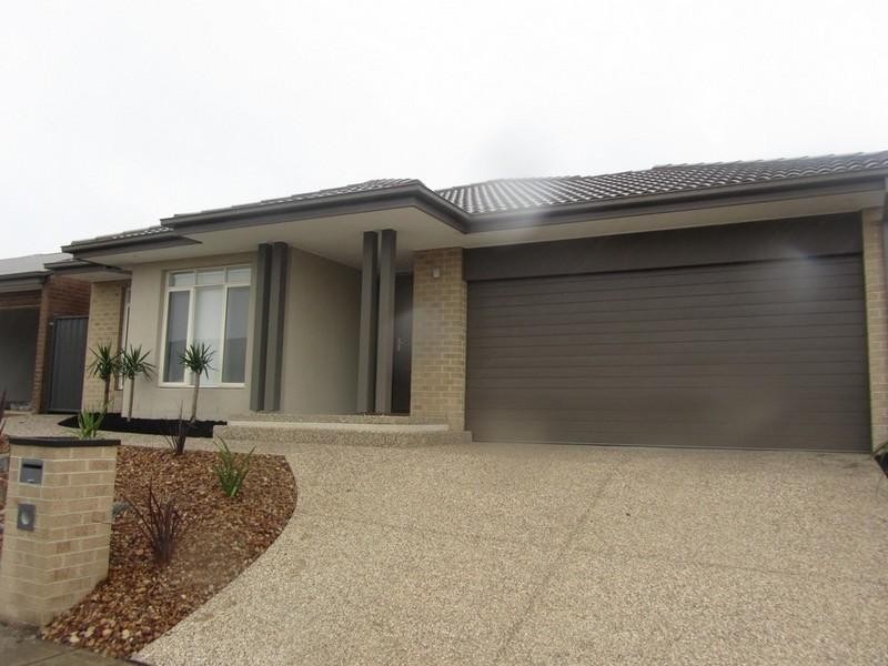 11 Flack Way, Cranbourne North VIC 3977