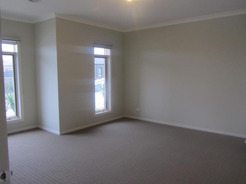 11 Flack Way, Cranbourne North VIC 3977