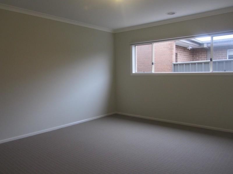 11 Flack Way, Cranbourne North VIC 3977