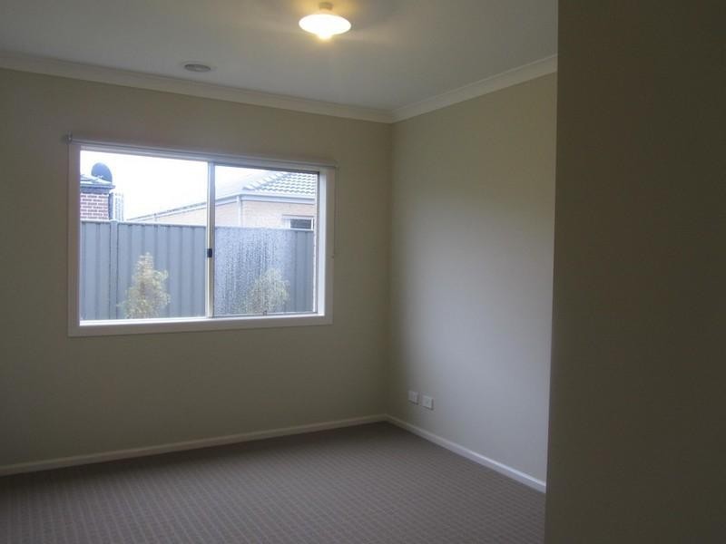 11 Flack Way, Cranbourne North VIC 3977