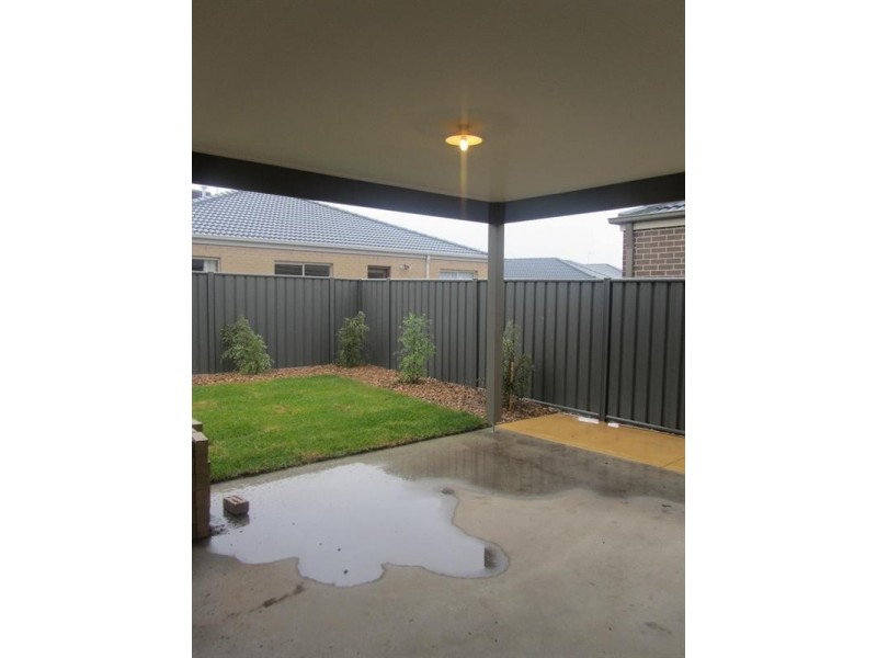 11 Flack Way, Cranbourne North VIC 3977