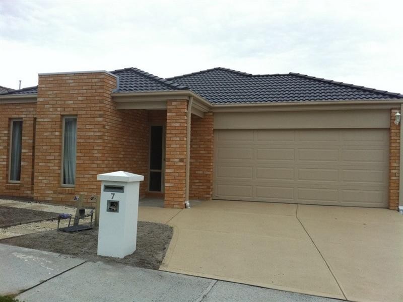 7 McGarvie Drive, Cranbourne North VIC 3977
