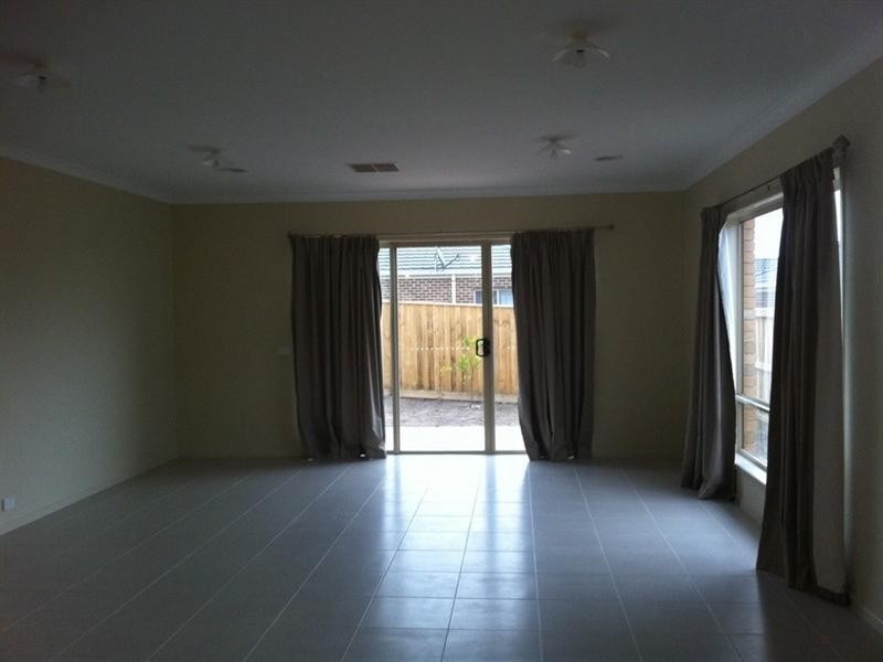 7 McGarvie Drive, Cranbourne North VIC 3977