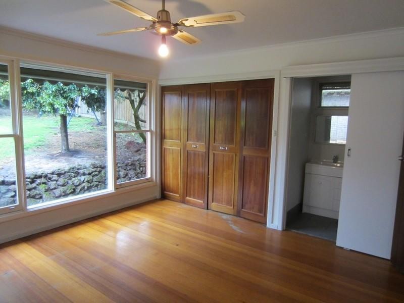 16 Bareena Avenue, Rowville VIC 3178