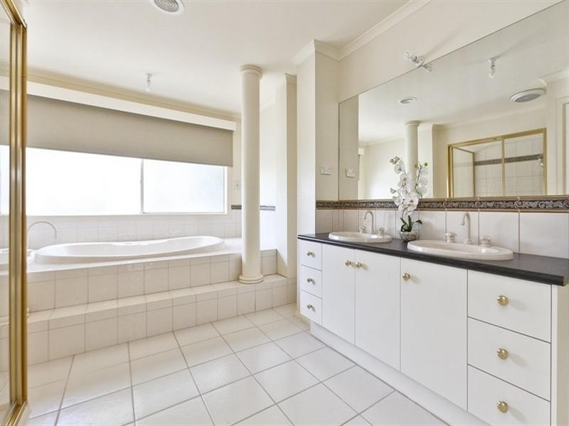 28 Woodside Drive, Rowville VIC 3178