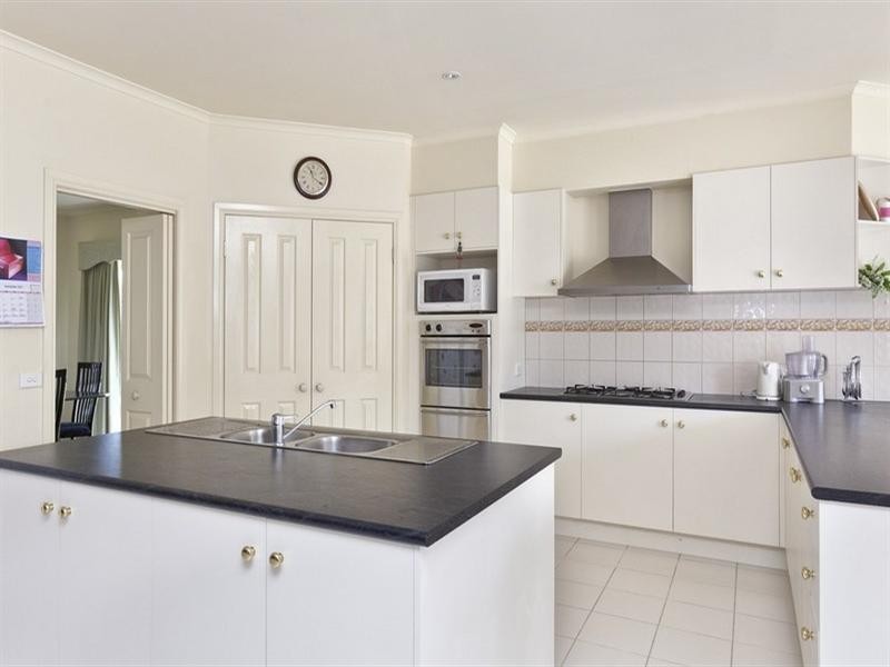 28 Woodside Drive, Rowville VIC 3178