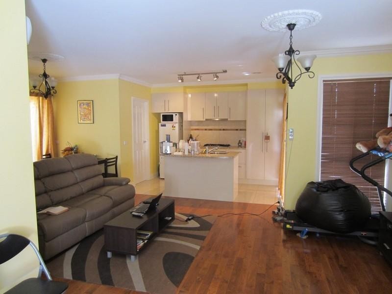 2/21 Chalcot Drive, Endeavour Hills VIC 3802